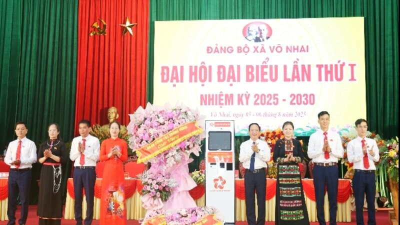 Đại tướng Trịnh Văn Quyết tặng hoa chúc mừng Đại hội. rsz-quyet-1.jpg