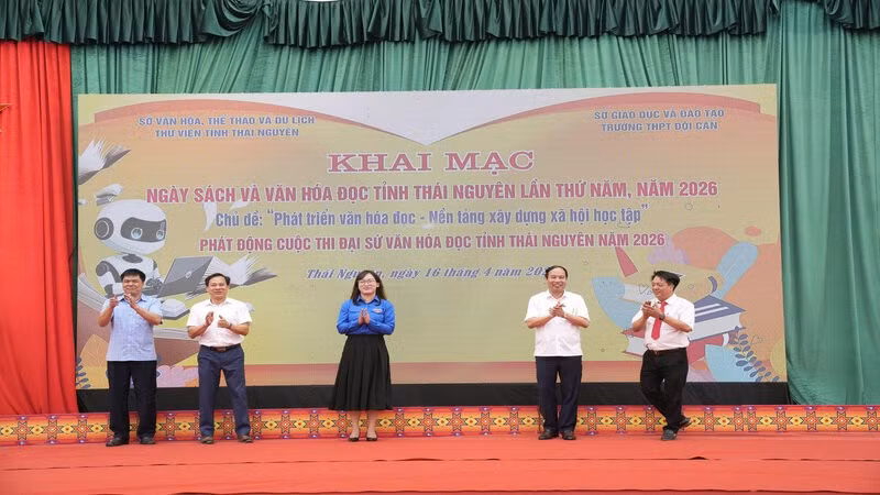 Lãnh đạo Sở Văn hóa, Thể thao và Du lịch, Sở Giáo dục và Đào tạo Thái Nguyên Khai mạc Ngày sách và Văn hóa đọc năm 2026.
