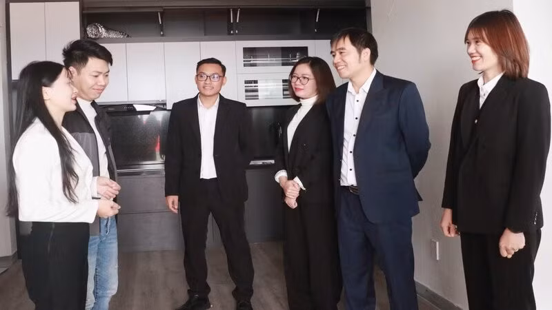 Đại diện chủ đầu tư thăm cư dân mua nhà ở xã hội khu dân cư Đại Thắng.