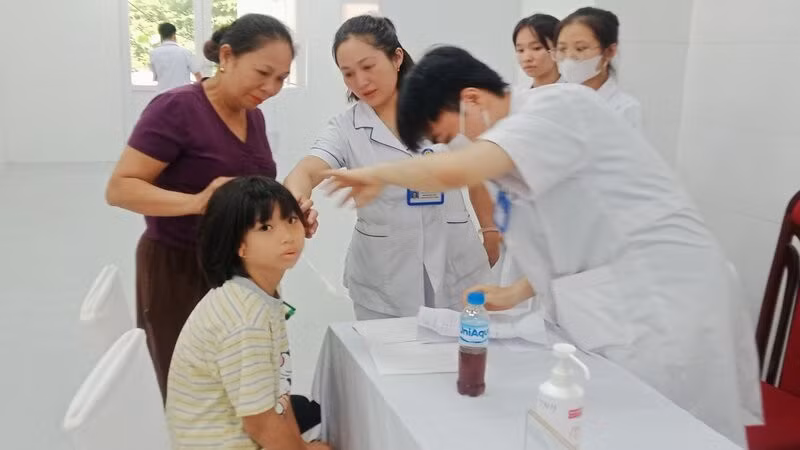 Khám tai-mũi-họng cho trẻ em khuyết tật có hoàn cảnh khó khăn tại chương trình.