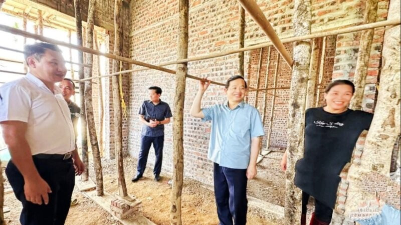 Chủ tịch Ủy ban nhân dân tỉnh Thái Nguyên Phạm Hoàng Sơn kiểm tra, chỉ đạo xóa nhà tạm trên địa bàn xã Thanh Mai rsz-nha-tam.jpg