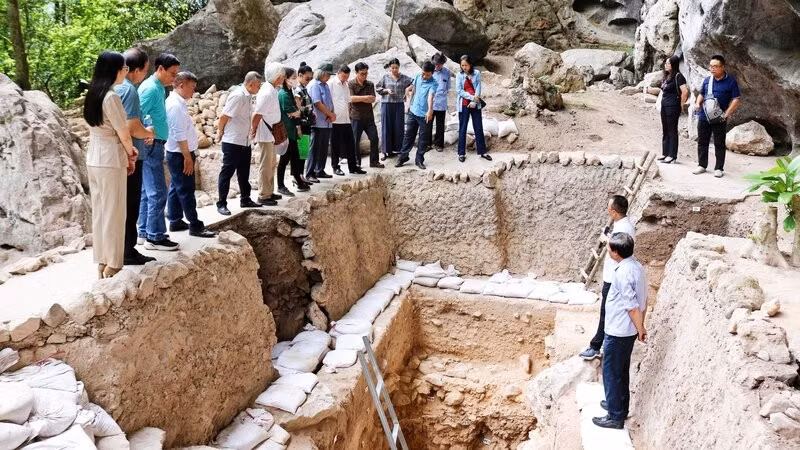 Nhiều nhà khảo cổ, nhà khoa học, đại biểu tham quan khai quật di chỉ Mái Đá Ngườm lần thứ 6, năm 2025.