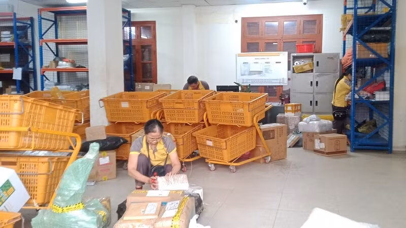 Các đơn vị trực thuộc Bưu điện tỉnh Thái Nguyên nhanh chóng phân luồng, phân loại bưu kiện, hàng hóa để chuyển phát nhanh nhất đến khách hàng.