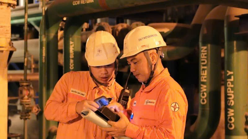 Công nhân vận hành thường xuyên kiểm tra tình trạng thiết bị, máy móc.