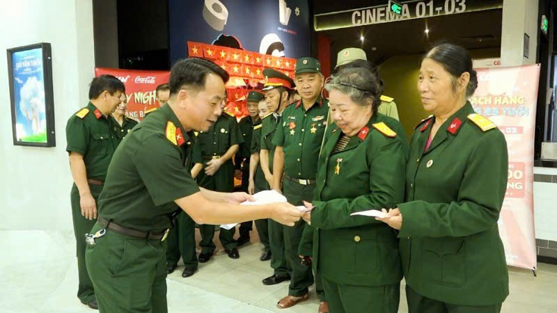 Các cựu chiến binh phường Cẩm Phả (Quảng Ninh) nhận vé xem bộ phim "Tổ quốc trong tim" do Báo Nhân Dân tặng.