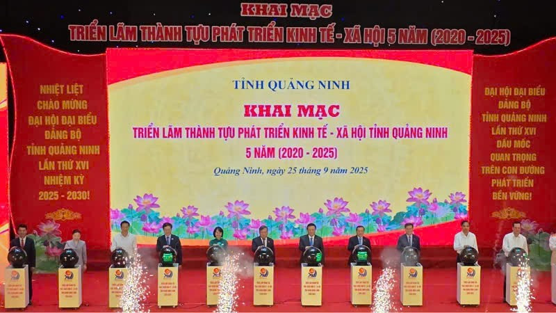 Các đại biểu ấn nút khai mạc Triển lãm thành tựu phát triển kinh tế-xã hội chào mừng Đại hội đại biểu Đảng bộ tỉnh Quảng Ninh lần thứ XVI.