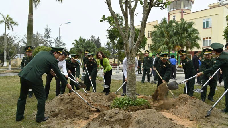 Các đại biểu tham gia trồng cây sau lễ phát động.
