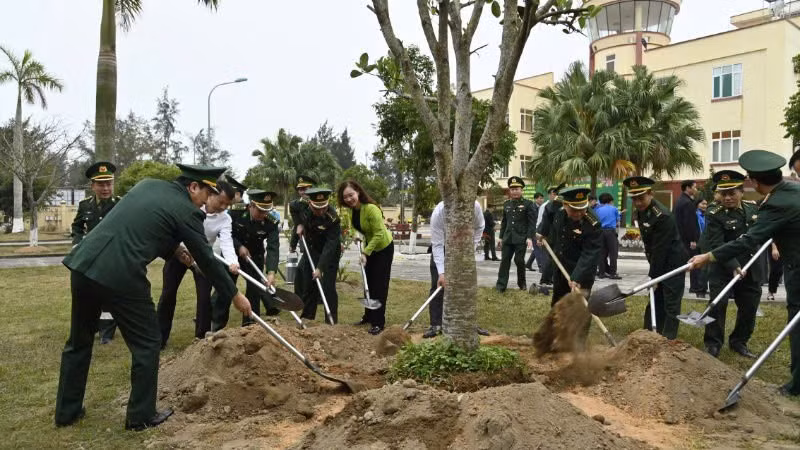 Các đại biểu tham gia trồng cây sau lễ phát động.
