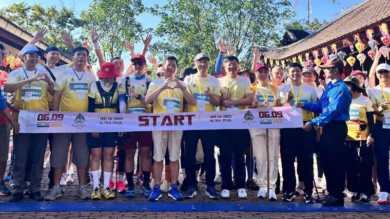 Các vận động viên tại vạch xuất phát của Giải chạy Ultra Trail Yên Tử 2025.