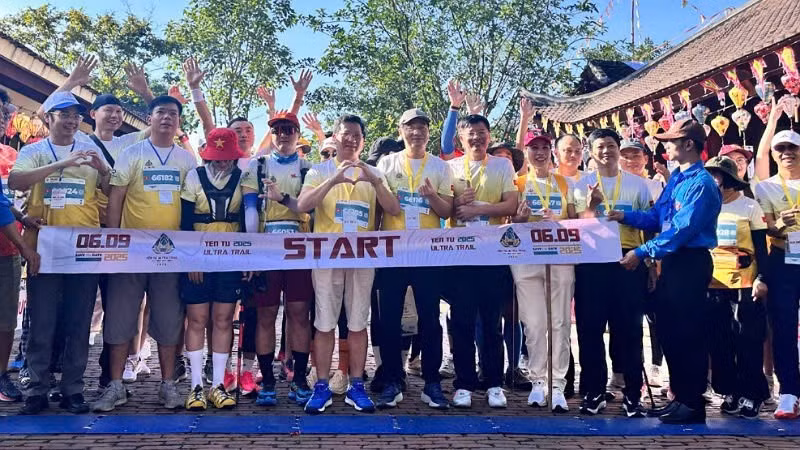 Các vận động viên tại vạch xuất phát của Giải chạy Ultra Trail Yên Tử 2025.