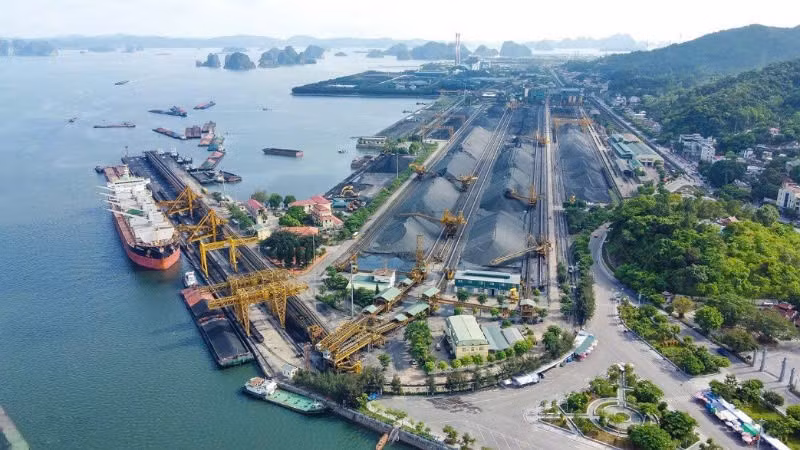 Toàn cảnh các nhà máy, hệ thống sàng tuyển và cảng bốc rót than của Công ty Tuyển than Cửa Ông.