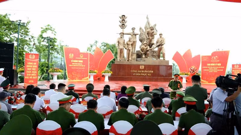 Quang cảnh Lễ khánh thành tượng đài “Công an nhân dân vì dân phục vụ”.