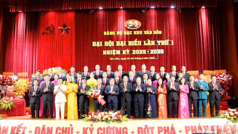 Các đại biểu Trung ương và tỉnh tặng hoa chúc mừng Ban Chấp hành Đảng bộ đặc khu Vân Đồn lần thứ I, nhiệm kỳ 2025-2030.