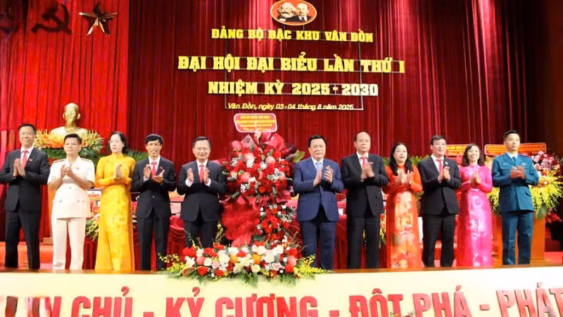 Đồng chí Nguyễn Xuân Thắng tặng hoa chúc mừng Đại hội.