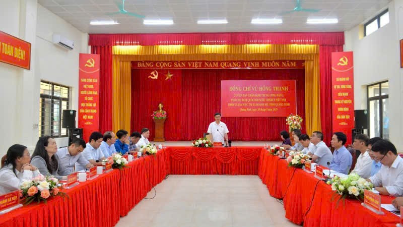 Phó Chủ tịch Quốc hội Vũ Hồng Thanh và Đoàn công tác của Ủy ban Thường vụ Quốc hội làm việc tại xã Hoành Mô.