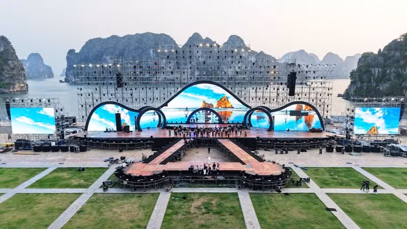 Sân khấu hoành tráng tại Quảng trường 30/10, phường Hạ Long đã sẵn sàng cho Concert “Thanh âm Kỷ nguyên mới”.