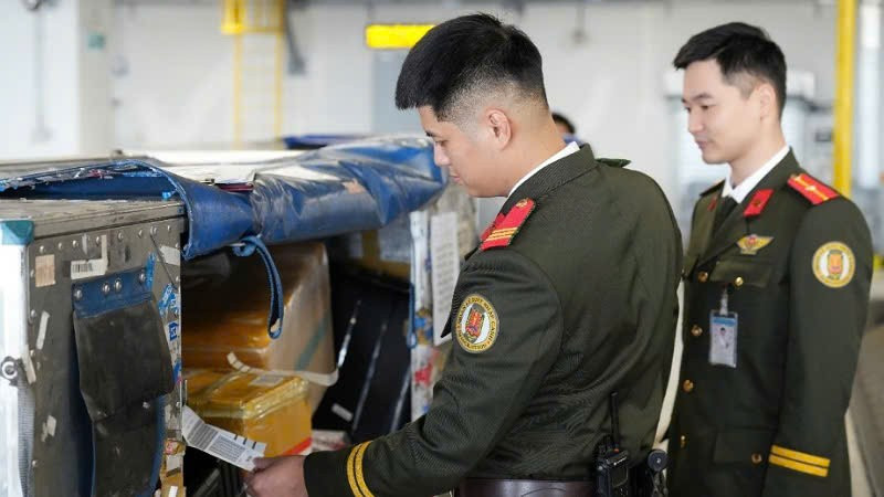 Lực lượng An ninh hàng không, Công an tỉnh Quảng Ninh thực hiện nhiệm vụ kiểm soát an ninh tại Cảng hàng không quốc tế Vân Đồn. (Ảnh: Công an Quảng Ninh)