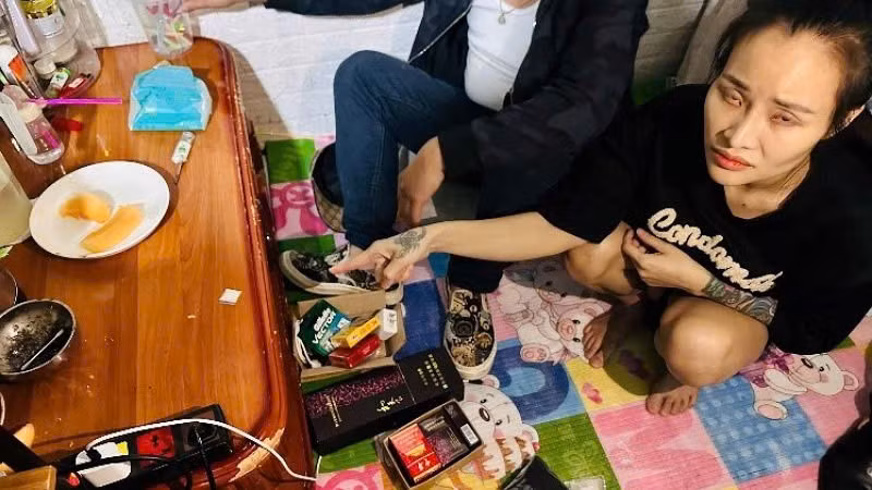 Đối tượng Nguyễn Thị Thu Hương cùng tang vật.