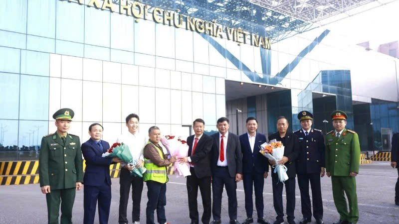 Lãnh đạo phường Móng Cái 1 và các lực lượng chức năng tại cửa khẩu Bắc Luân 2 tặng hoa chúc mừng doanh nghiệp.