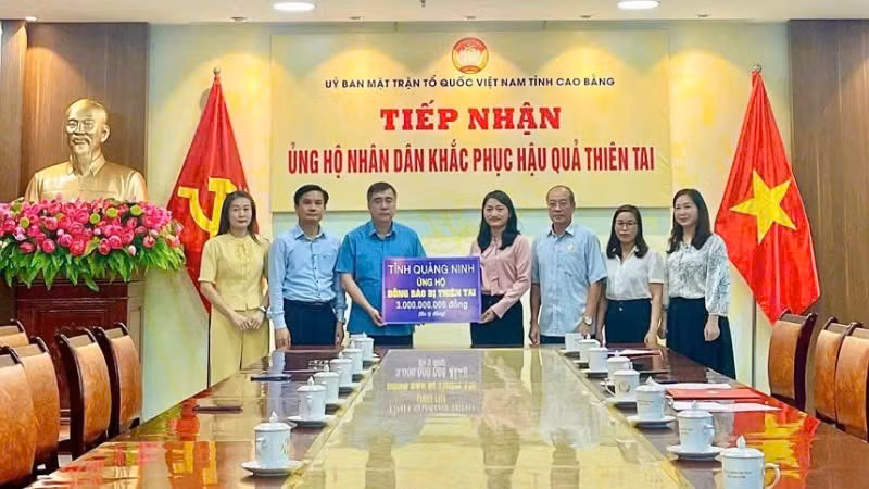 Ủy ban Mặt trận Tổ quốc tỉnh Cao Bằng tiếp nhận kinh phí hỗ trợ từ Đoàn công tác tỉnh Quảng Ninh.
