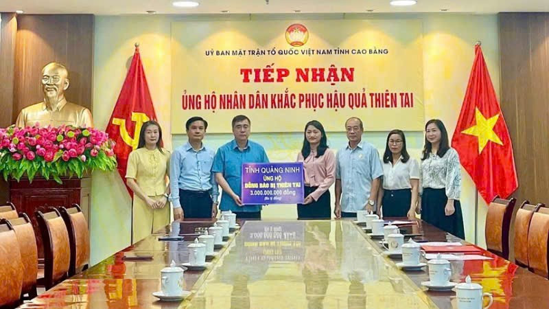 Ủy ban Mặt trận Tổ quốc tỉnh Cao Bằng tiếp nhận kinh phí hỗ trợ từ Đoàn công tác tỉnh Quảng Ninh.