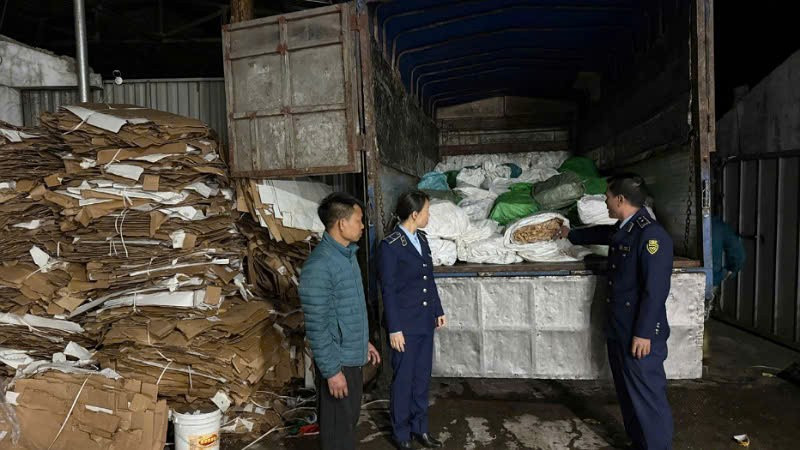 Phương tiện và tang vật gồm 3.120kg chân gà đông lạnh không rõ nguồn gốc bị lực lượng Quản lý thị trường Quảng Ninh phát hiện, thu giữ.