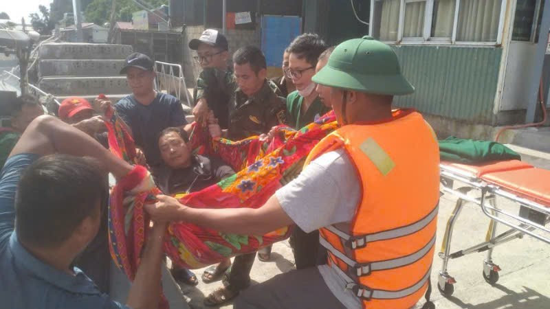 Anh Phạm Văn Thanh được Bộ đội Biên phòng Cô Tô đưa vào bờ an toàn.