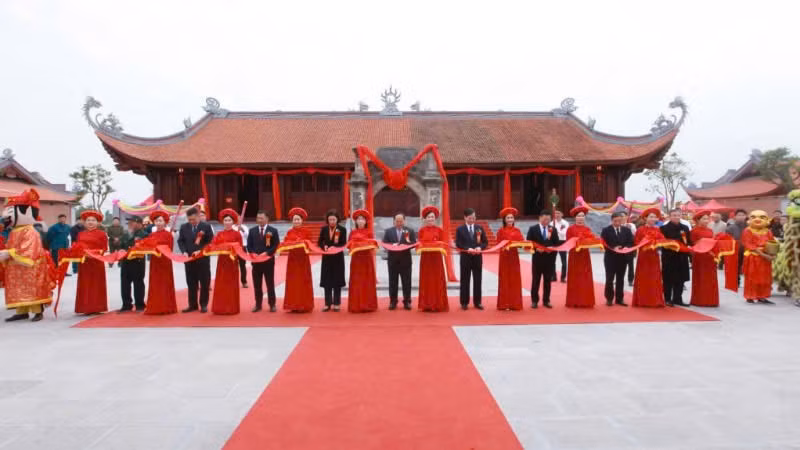 Các đại biểu cắt băng khánh thành Đền thờ Vua Lê Thái Tổ, phường Hoành Bồ, Quảng Ninh.