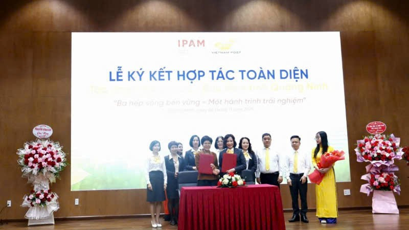 Lãnh đạo Bưu điện tỉnh Quảng Ninh và Tập đoàn IPA Group ký kết hợp tác.