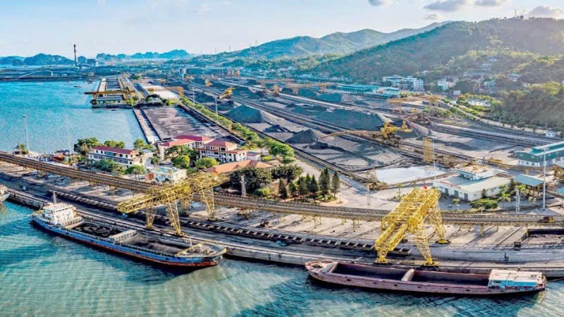 Toàn cảnh hệ thống bốc, rót than của Công ty tuyển than Cửa Ông - TKV tại Cảng Cẩm Phả.