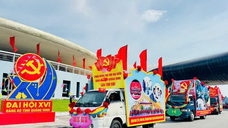 Các xe được trang trí bằng những hình ảnh, khẩu hiệu tuyên truyền về Đại hội Đại biểu Đảng bộ tỉnh Quảng Ninh lần thứ XVI.