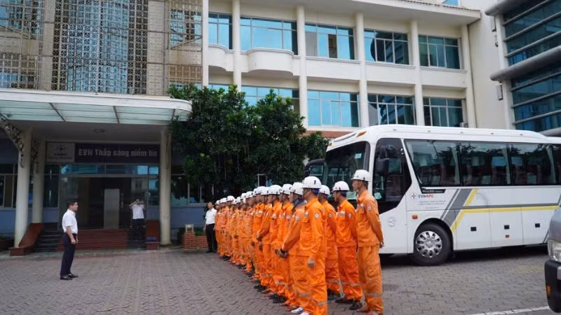 Đội xung kích của Công ty Điện lực Quảng Ninh trước giờ lên đường vào hỗ trợ tỉnh Hà Tĩnh.