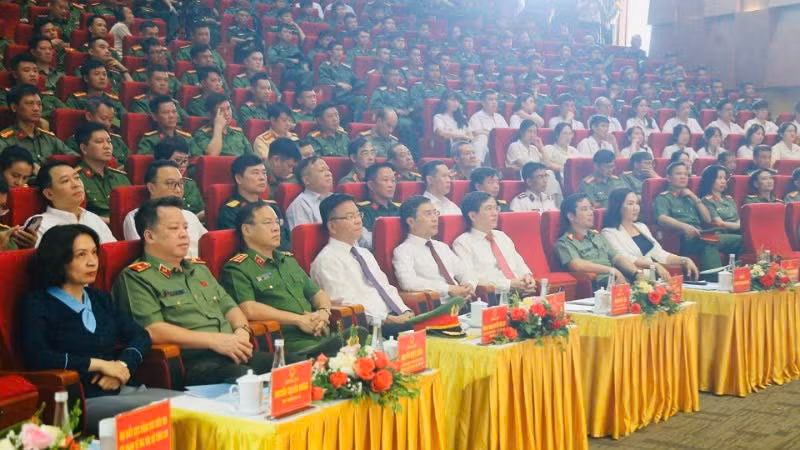 Các đại biểu dự lễ mít-tinh.