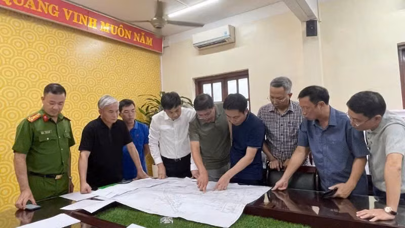 Phó Chủ tịch Ủy ban nhân dân tỉnh Quảng Ninh và lãnh đạo TKV đến hiện trường chỉ đạo triển khai công tác khắc phục sự cố.