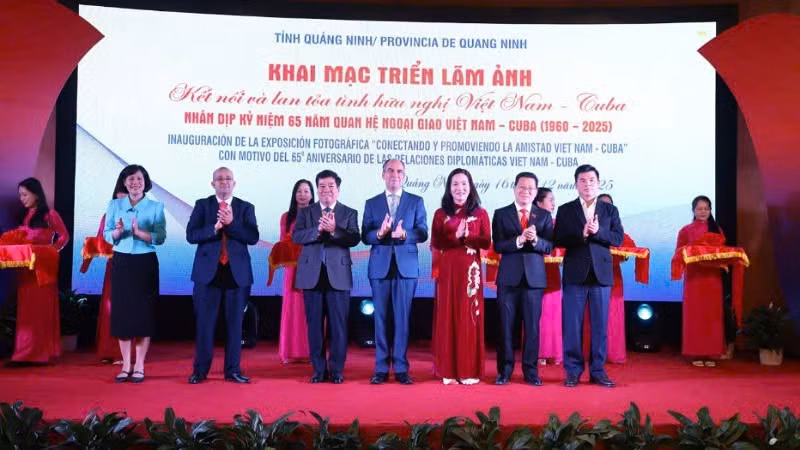 Các đại biểu cắt băng khai mạc triển lãm ảnh "Kết nối và lan tỏa tình hữu nghị Việt Nam-Cuba".