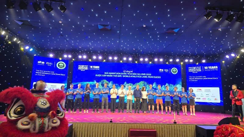 Các đại biểu chụp ảnh lưu niệm tại Lễ công bố Giải Marathon quốc tế Di sản Hạ Long được cấp Nhãn thế giới.