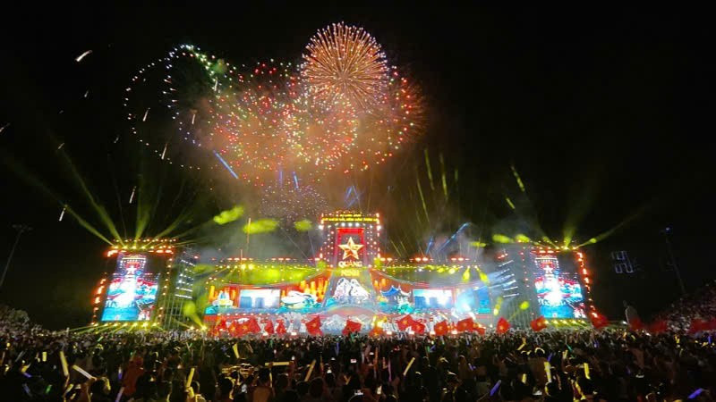 Sân khấu hoành tráng và pháo hoa rực rỡ khiến khán giả bùng nổ.
