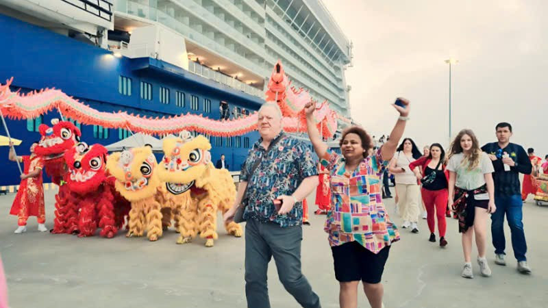 Du khách vui mừng sẵn sàng cho hành trình khám phá Di sản thiên nhiên thế giới Vịnh Hạ Long.