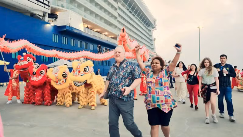 Du khách vui mừng sẵn sàng cho hành trình khám phá Di sản thiên nhiên thế giới Vịnh Hạ Long.