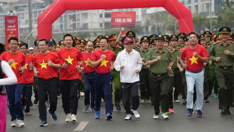 Các đại biểu tham gia Ngày chạy Olympic “Vì sức khỏe toàn dân-Vì an ninh Tổ quốc”.