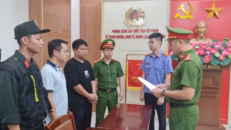 Cơ quan điều tra tống đạt Quyết định tố tụng đối với Huang HuiGuang (Hoàng Huy Quang). (Ảnh: Công an Quảng Ninh)