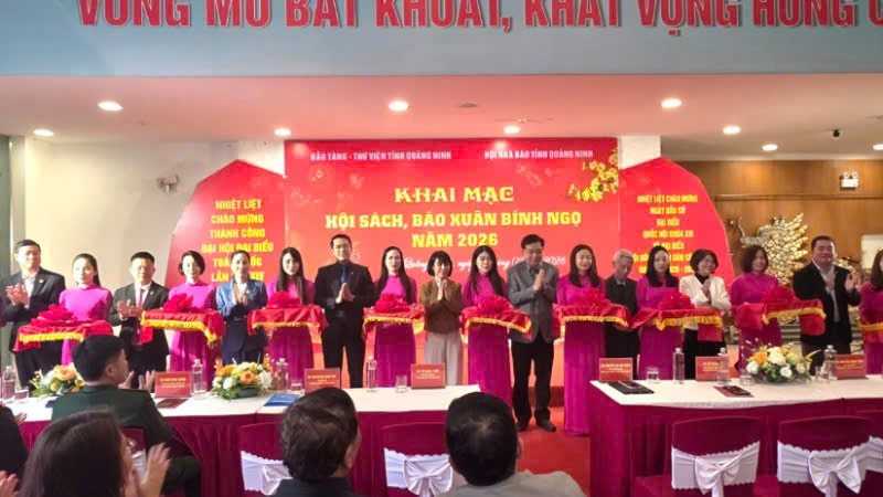 Các đại biểu cắt băng khai mạc Hội sách, báo Xuân Bính Ngọ 2026.