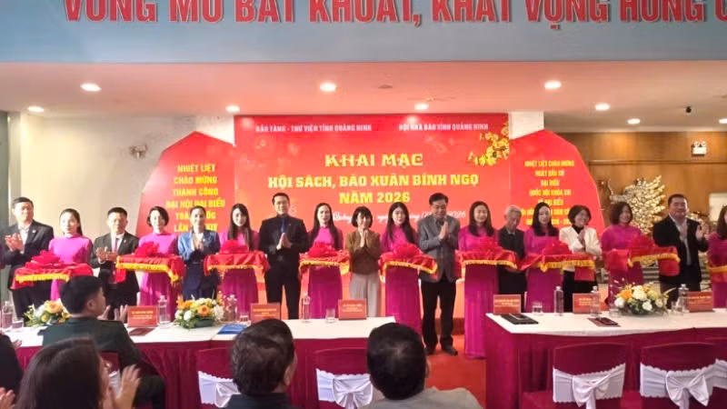 Các đại biểu cắt băng khai mạc Hội sách, báo Xuân Bính Ngọ 2026.