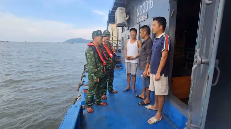 Bộ đội biên phòng Quảng Ninh phối hợp với chính quyền địa phương tuyên truyền, hỗ trợ ngư dân đưa tàu thuyền về nơi tránh trú bão an toàn.