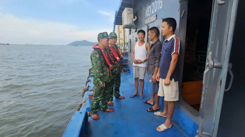 Bộ đội biên phòng Quảng Ninh phối hợp với chính quyền địa phương tuyên truyền, hỗ trợ ngư dân đưa tàu thuyền về nơi tránh trú bão an toàn.