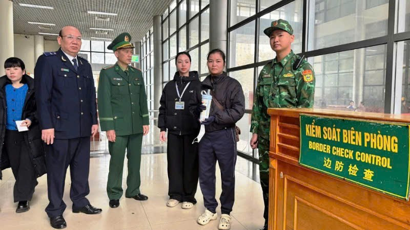 Đối tượng Nhài cùng tang vật tại bục kiểm soát nhập cảnh cửa khẩu quốc tế Móng Cái, Quảng Ninh.