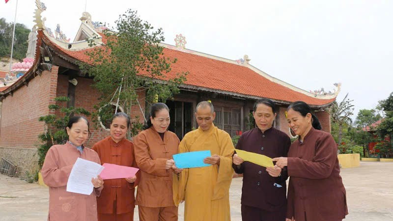 Các chư tăng, phật tử chùa Trúc Lâm Cô Tô theo dõi thông tin của các ứng cử viên ứng cử lần này.