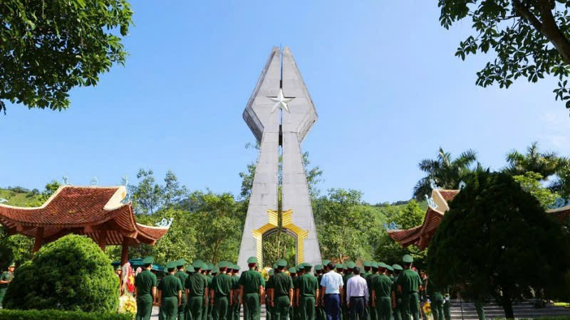 Đoàn công tác của Quân ủy Trung ương, Bộ Quốc phòng dâng hương tưởng niệm các anh hùng liệt sĩ tại Đài tưởng niệm các anh hùng liệt sĩ Pò Hèn.