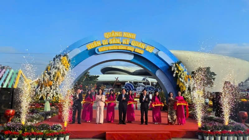 Các đại biểu cắt băng khai mạc Đại lộ hoa và công nghệ ánh sáng chào Xuân Bính Ngọ 2026.