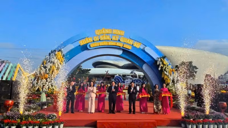 Các đại biểu cắt băng khai mạc Đại lộ hoa và công nghệ ánh sáng chào Xuân Bính Ngọ 2026.